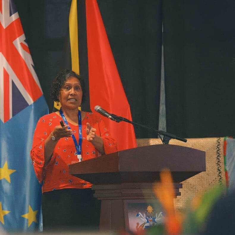 Dr Chan Tung talks to a discussion group at the Solomon Islands