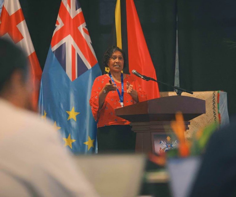 Dr Chan Tung talks to a discussion group at the Solomon Islands