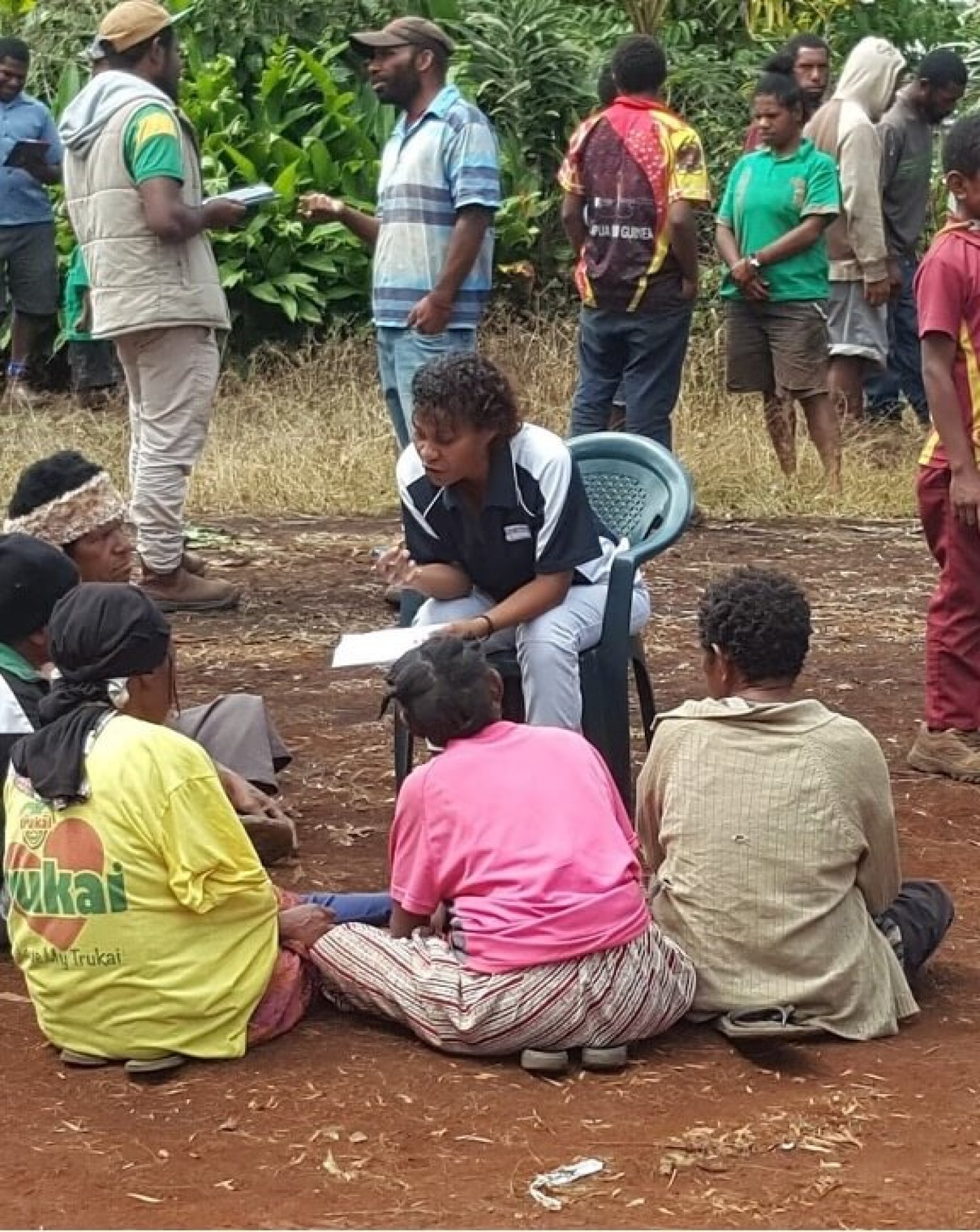 Anglo Pacific Research’s Eimi Pulitala conducting the social network analysis survey with farmers in PNG.