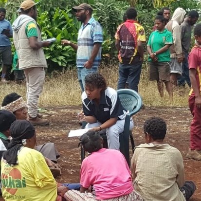 Anglo Pacific Research’s Eimi Pulitala conducting the social network analysis survey with farmers in PNG.