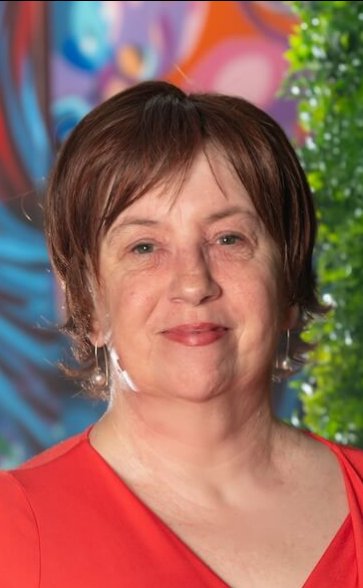 Headshot photo of Tess